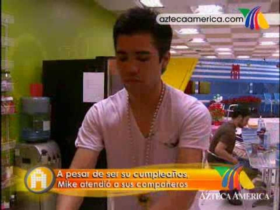 Hasta en su cumpleaños Mike atendió a sus compañeros!!