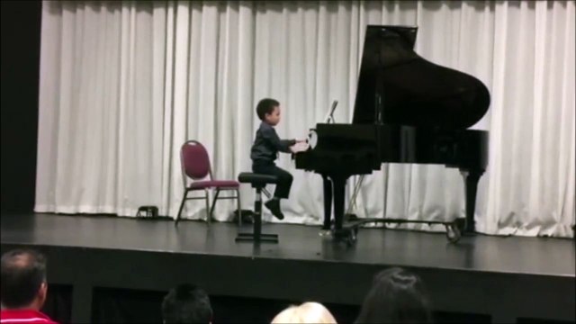 Ce gamin salut le public du mauvais coté... Tellement mignon