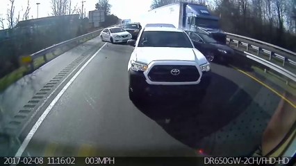 Скачать видео: Un camion percute plusieurs voitures sur une autoroute. Accident impressionnant