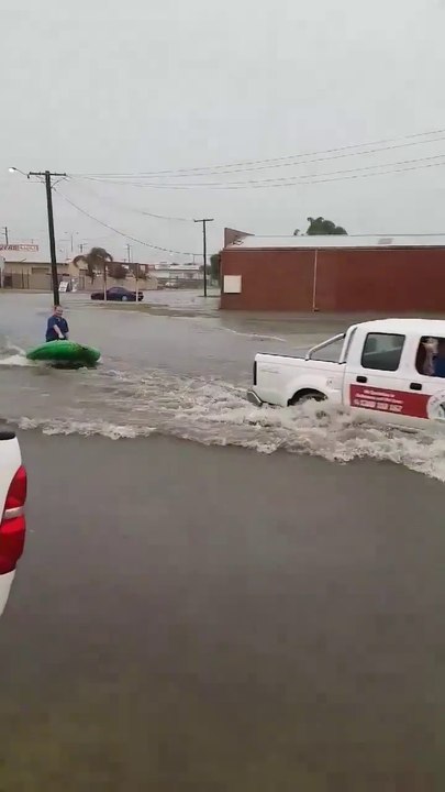 Quand tu croises un truc bizarre en pleine inondation...