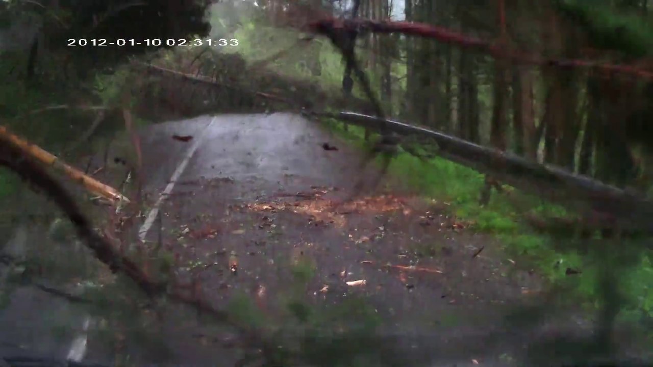 Un bus russe piégé dans un glissement de terrain en pleine tempete. incroyable
