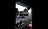 Le conducteur de bus franchit le passage à niveau barrières baissées.