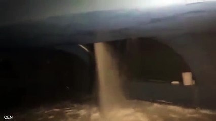 La paroi de l'aquarium a requins est fissurée et inonde les rues de la ville !