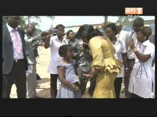 Adzopé : Mme Kandia Camara procède au lancement de la distribution gratuite des kits scolaires
