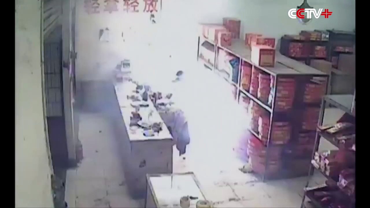 Voilà ce qui arrive quand on allume un feu d’artifice dans un magasin de feux d’artifice