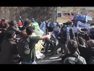 Napoli - "Futuro 2020", scontri tra manifestanti e polizia (10.02.17)