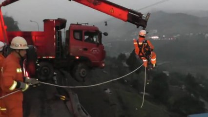 Une famille se retrouve suspendue dans la vide coincée dans la cabine d'un camion