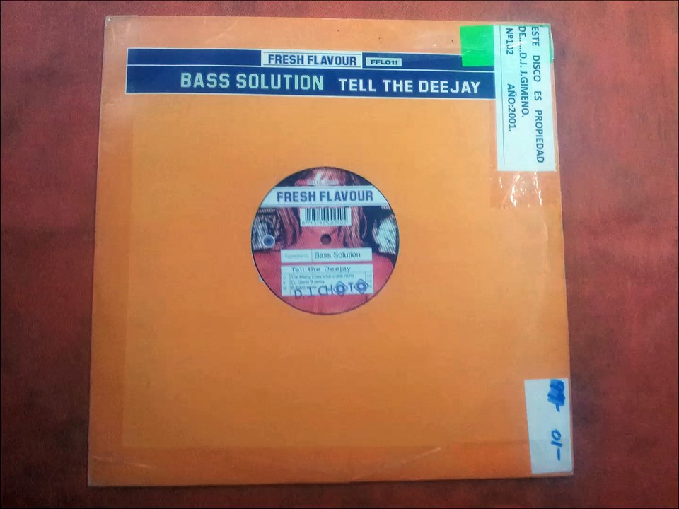 BASS SOLUTION.''TELL THE DEEJAY.''.(BASS SOLUTION.(D.J. GLEMM B REMIX.)(12''.)(2001.)