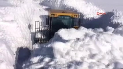 Karlıova'da 2 Metreyi Aşan Karla Kapalı 47 Köy Yolu Açıldı