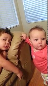Ce bébé tente adorablement de réveiller grand son frère. Un moment magnifique !