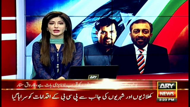Farooq Sattar and Mustafa Kamal shake hands at an event