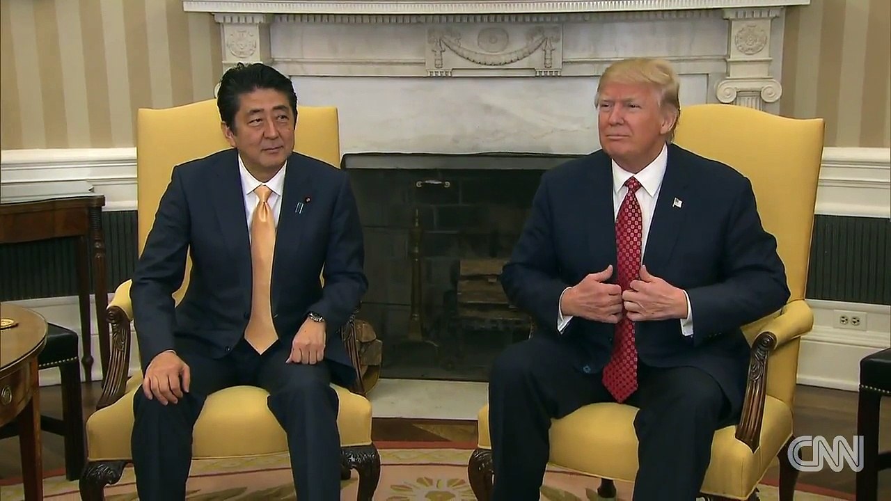 Trump secoue la main du premier ministre japonais pendeant19 secondes