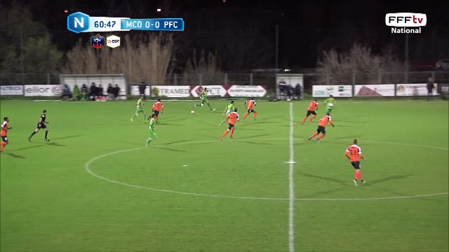 Quelle action magnifique de Marseille, la frappe passe juste au ras du poteau.