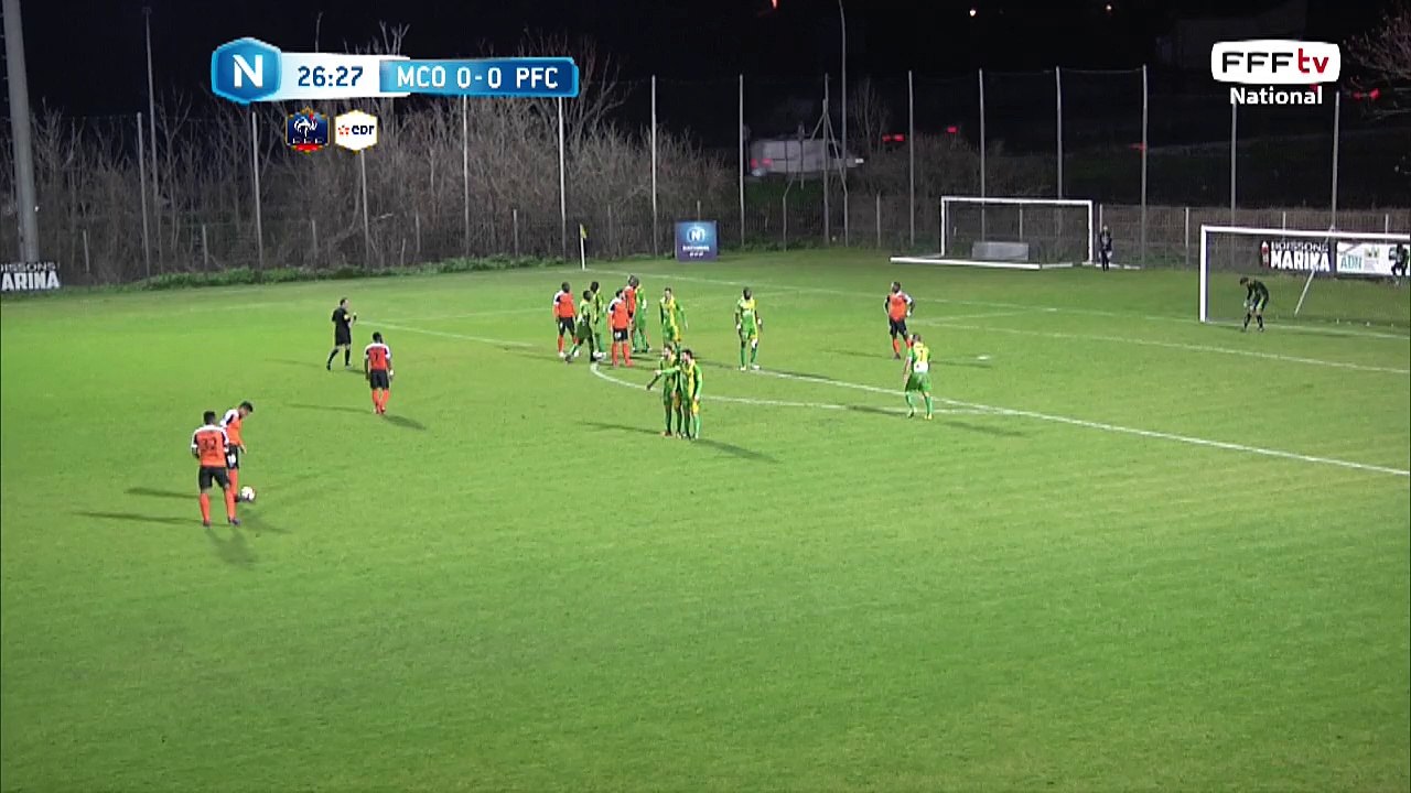 Coup franc directement dans les bras du gardien.