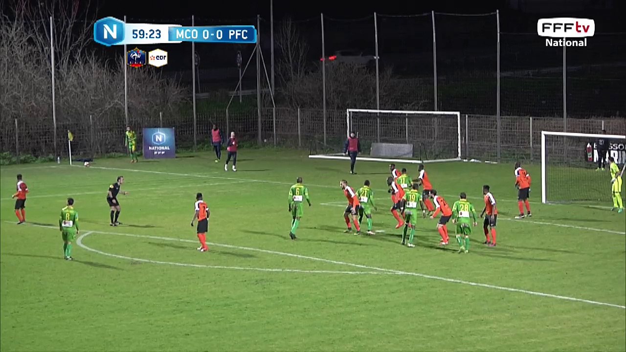 Tête directement dans les bras du gardien.