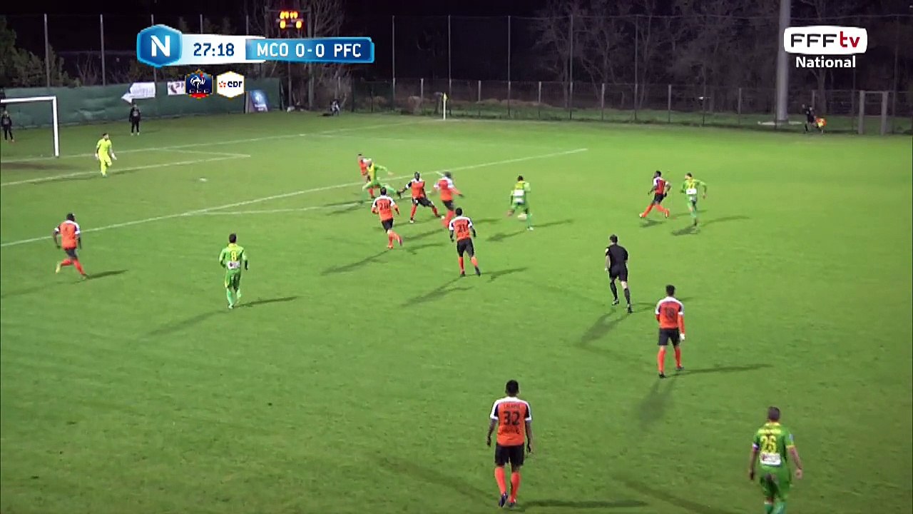 Belle action mais la frappe est contrée par un défenseur Parisien.