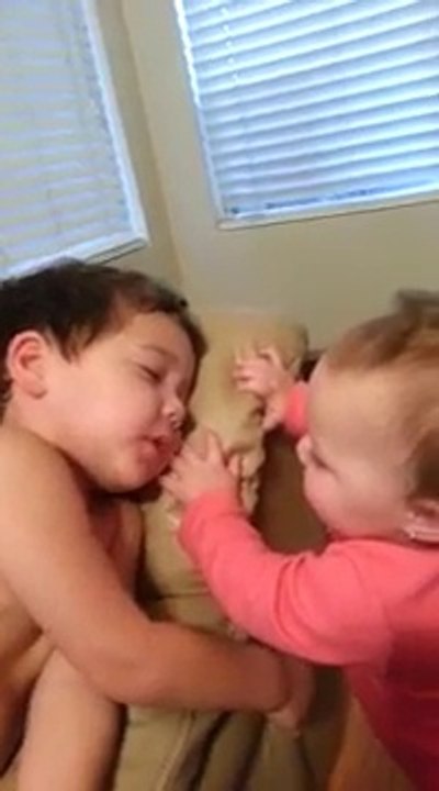 Ce bébé essaie de réveiller son grand frère... Trop marrant