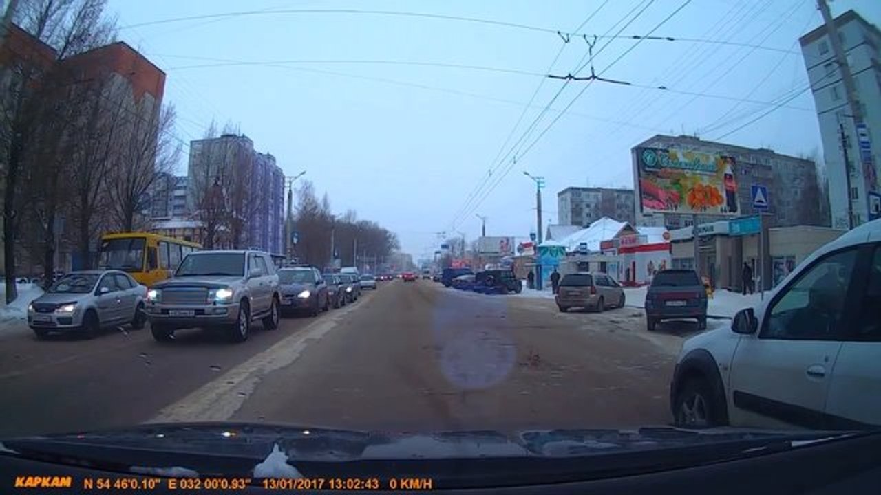 Страна не без добрых людей. Водитель помог женщине-пешеходу с детьми, молодец!