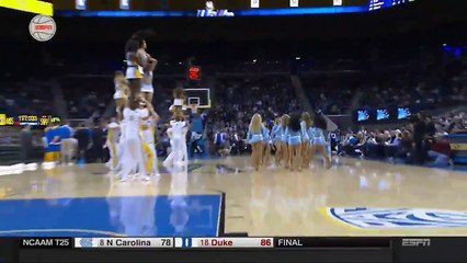 une pom-pom girl passe un mauvais moment