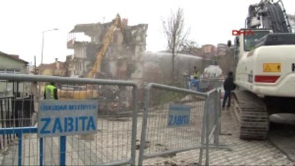 Üsküdar'da Hasar Gören Binalar Yıkılıyor