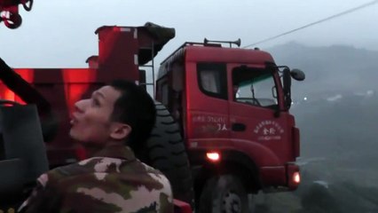 Une famille coincée dans un camion suspendu dans le vide