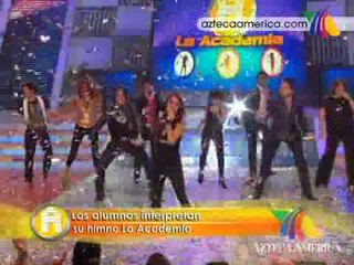 Los alumnos interpretan el himno de La Academia