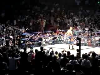 Entrée de Chuck Palumbo en moto