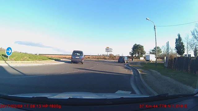 ne sait pas prendre un rond point puis accélère quand je le double