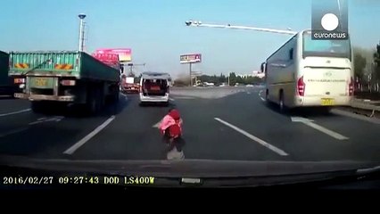 Bambina cade dal bagagliaio di un'auto su una strada trafficata. Le immagini sono da brividi!