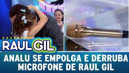 Analu se empolga e derruba microfone de Raul no chão