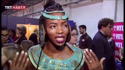 Mankenler podyuma çikolatadan elbise ile çıktı