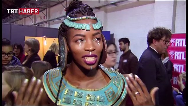 Mankenler podyuma çikolatadan elbise ile çıktı