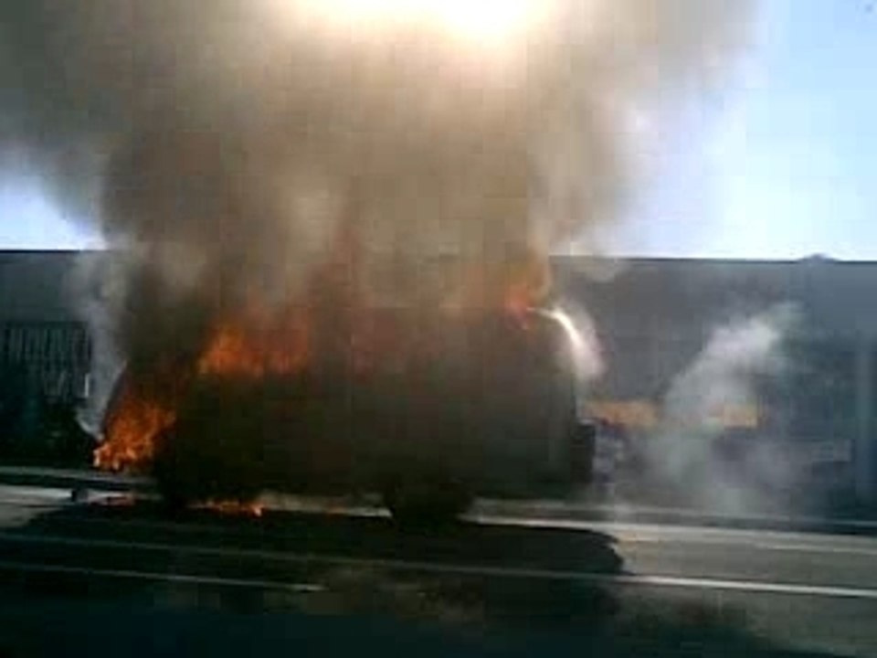 camion en feu sur le boulvard