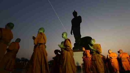 Download Video: Monjes budistas celebran el día de Makha Bucha en Tailandia