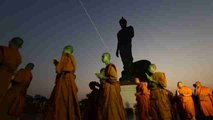 Monjes budistas celebran el día de Makha Bucha en Tailandia