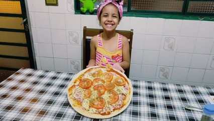 Hoje eu e minha mãe fizemos uma Pizza.