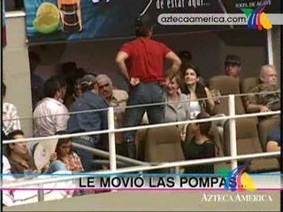 Alex Fernández besa en la boca a su papá, mamá, novia, amigos