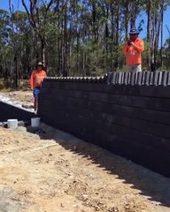 Albañil desconcierta con un truco especial para colocar ladrillos