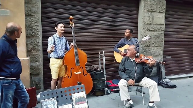 Turista se une a músicos callejeros y la que lian es poca