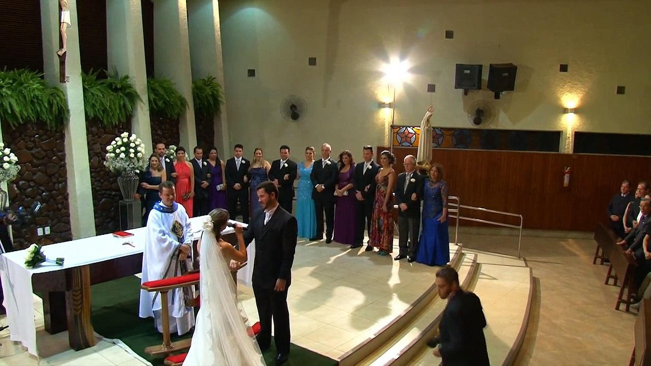 Noiva canta para noivo e emociona a igreja
