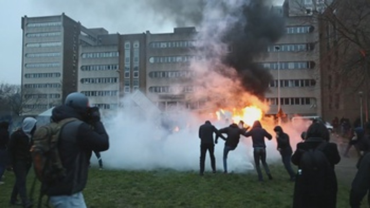 Parisinos protestan contra la agresión policial a un joven