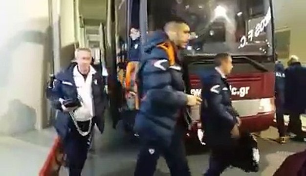 Η άφιξη της αποστολής της ΑΕΛ στο Καραϊσκάκη (Ολυμπιακός-ΑΕΛ 2016-17)