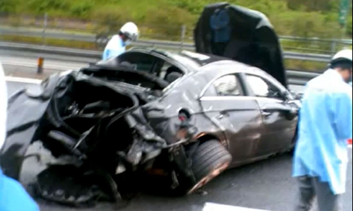 ベンツ 事故,ホストクラブ社長,空のBenz Highway Car Crash,高速道路名阪で廃車
