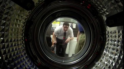 Çamaşır Makinesinin İçine Kamera Koyan İşsiz Adamlar