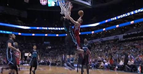 Blake Griffin a postérisé lourdement Miles Plumlee