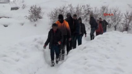 Muş Öğrenciler, Köy Yolu Açılmayınca Muş'a Yürüyerek Gitti