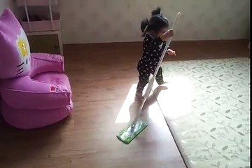 La réaction de cette petite Coréenne quand sa mère lui demande de rendre la serpillère est trop craquante