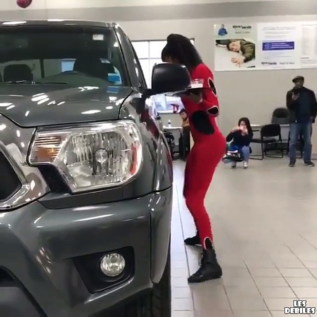 ⁣Du limbo sous une voiture