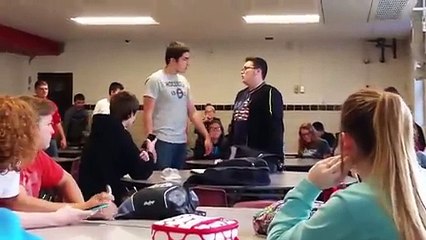 Un geek se fait cogner par un gros bras