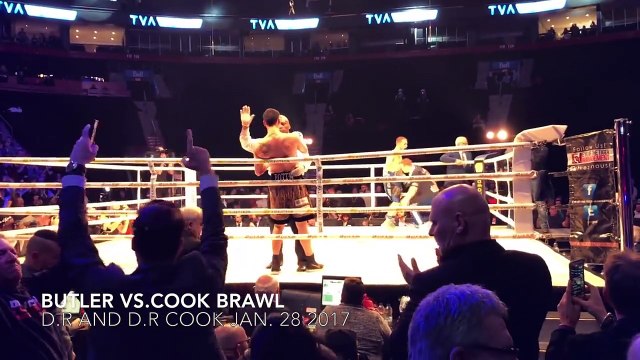 Ce boxeur ce reçoit un seau à glace en pleine tête de la part d'un spectateur mécontent